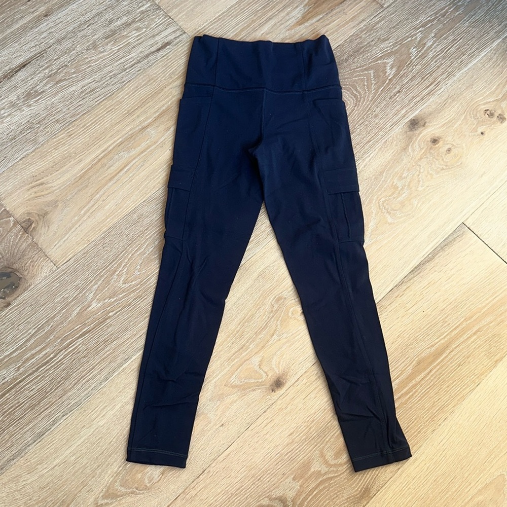 Athleta Salutation Cargo 7/8 Tight Legging